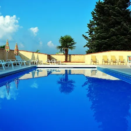 Logis L'adourable Hotel