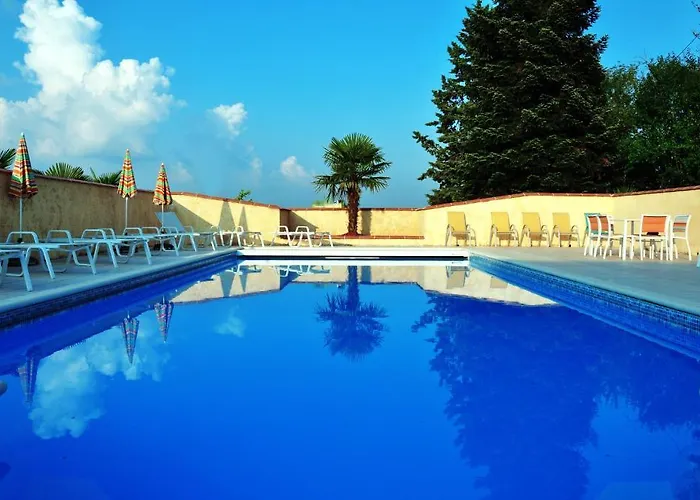 Logis L'adourable Hotel